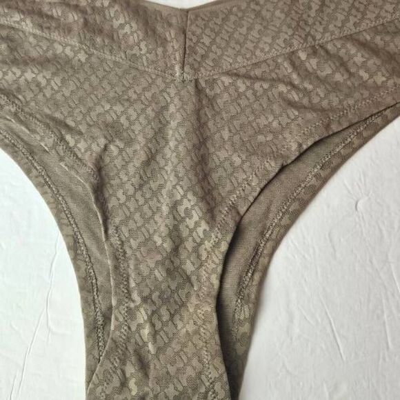 SKIMS LOGO V CUT PANTY NWT - Picture 3 of 9